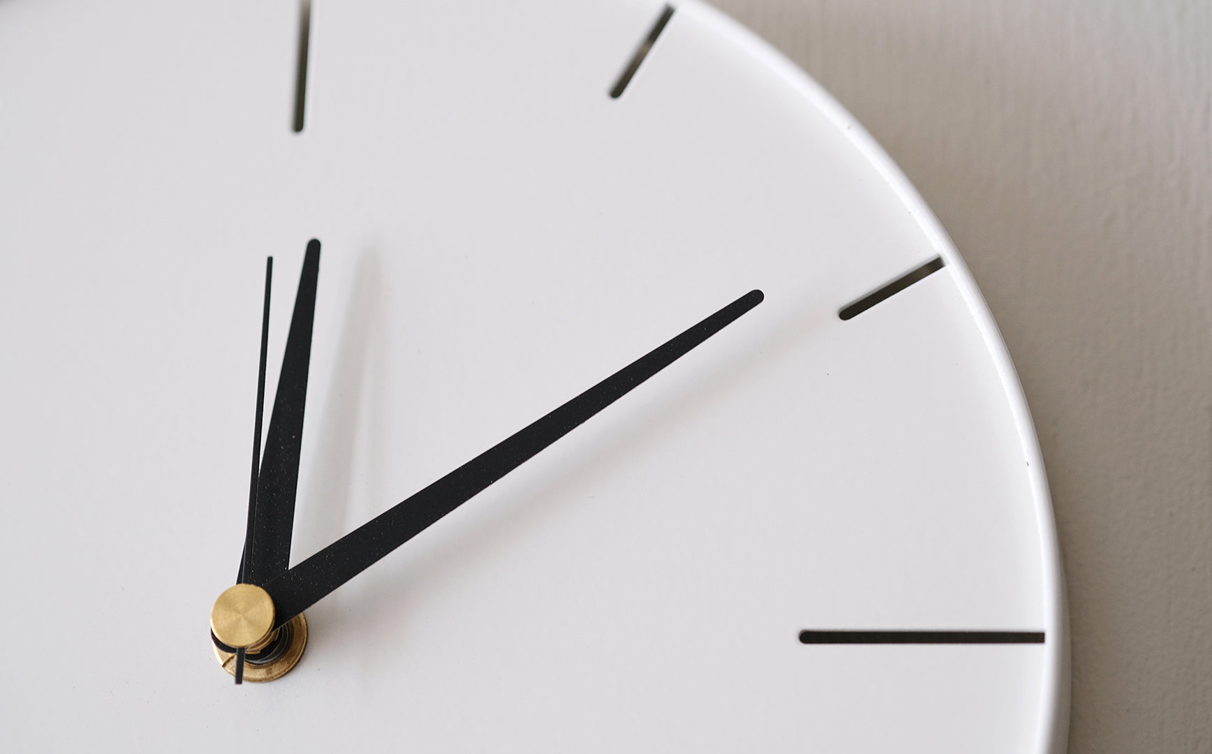 静かに時を刻む、ミニマムな暮らしに。ウォールクロック