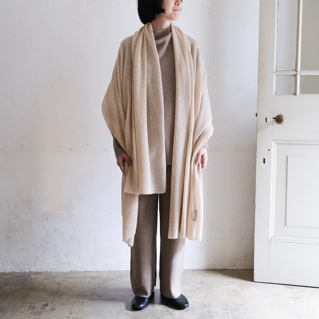 身に着けていないくらいの軽さ。やわらかいカシミヤの大判ストール
