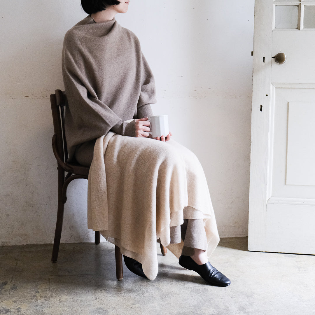 身に着けていないくらいの軽さ。やわらかいカシミヤの大判ストール