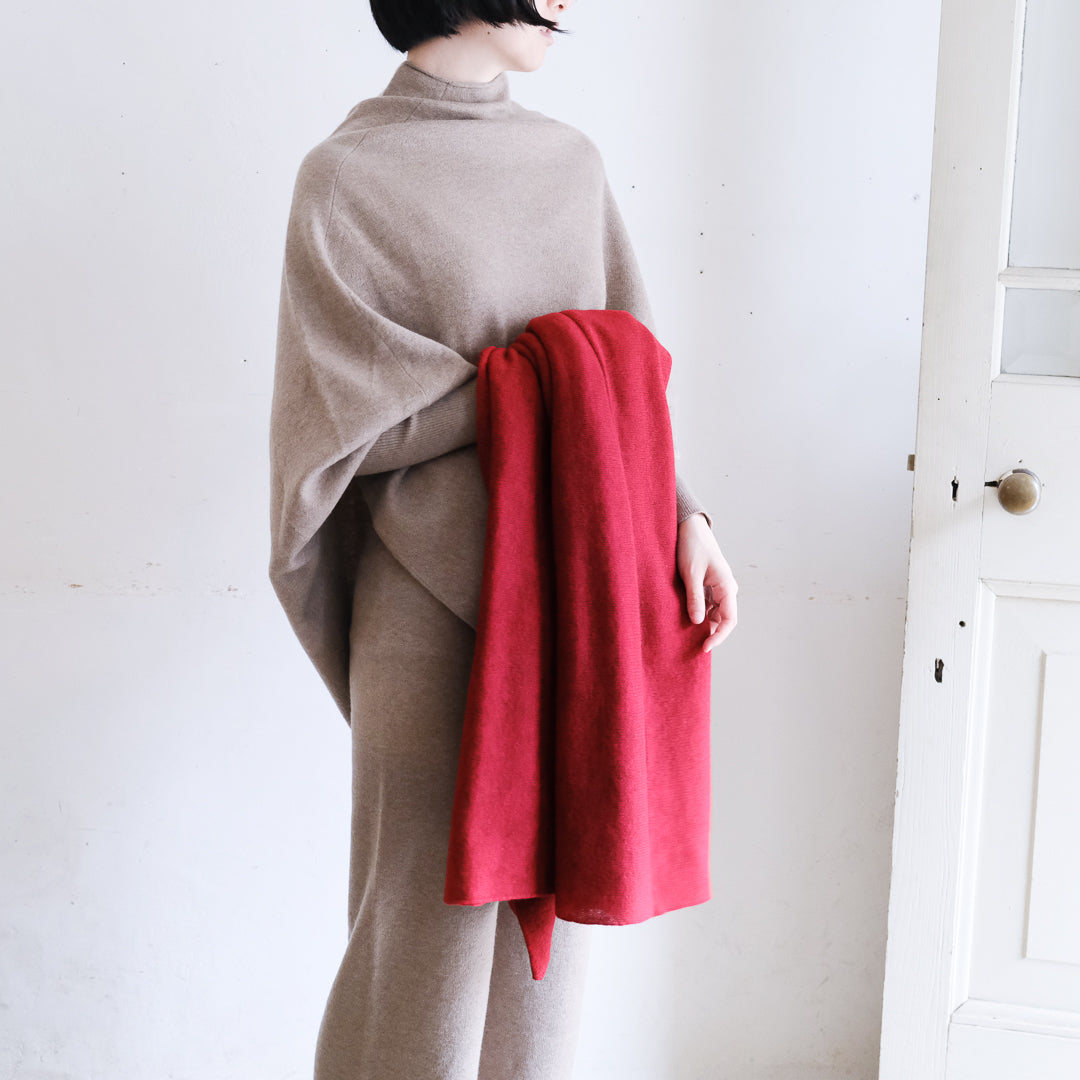 身に着けていないくらいの軽さ。やわらかいカシミヤの大判ストール