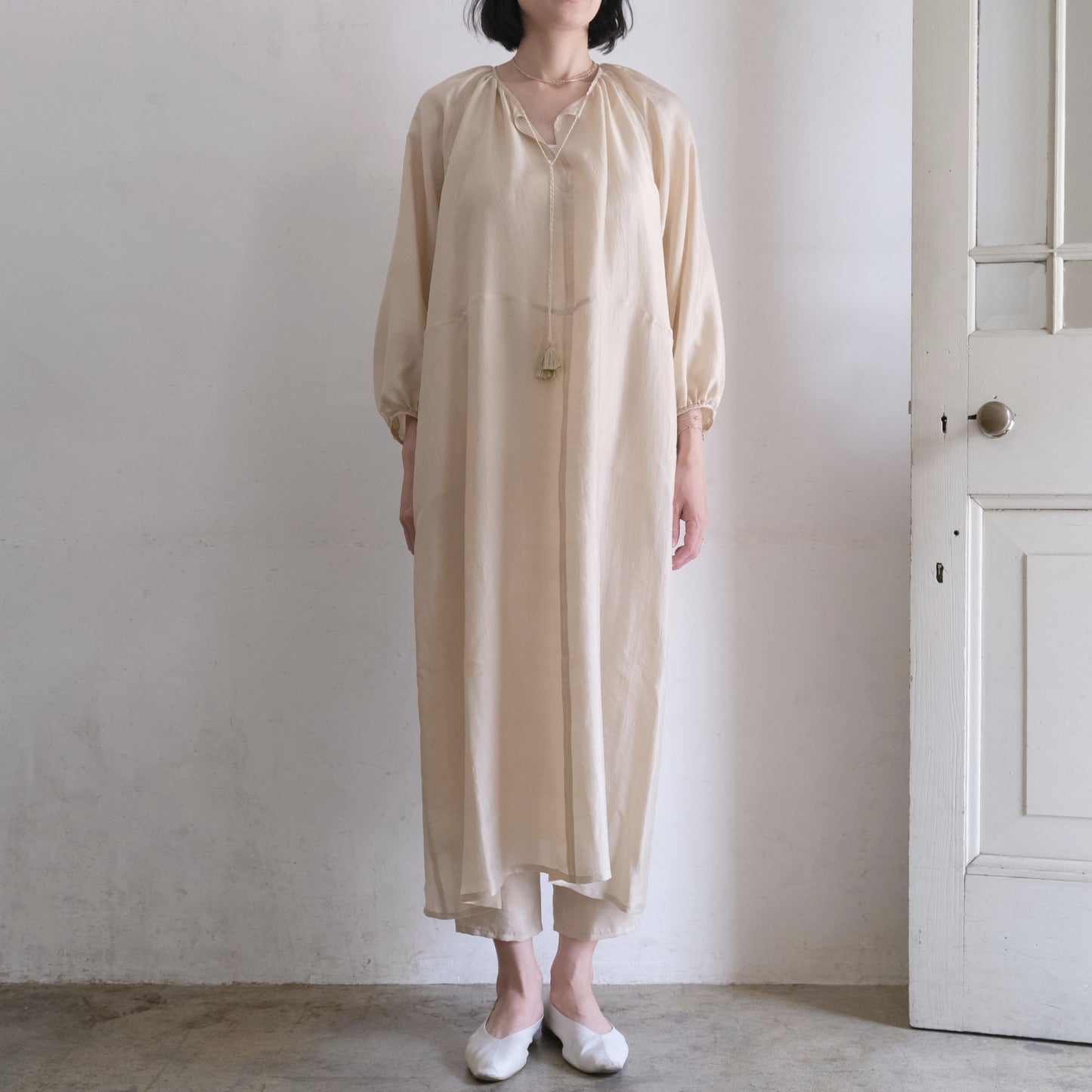 ビスケット（モデル身長170cm）、ボトムス：uryya シルクパンツ