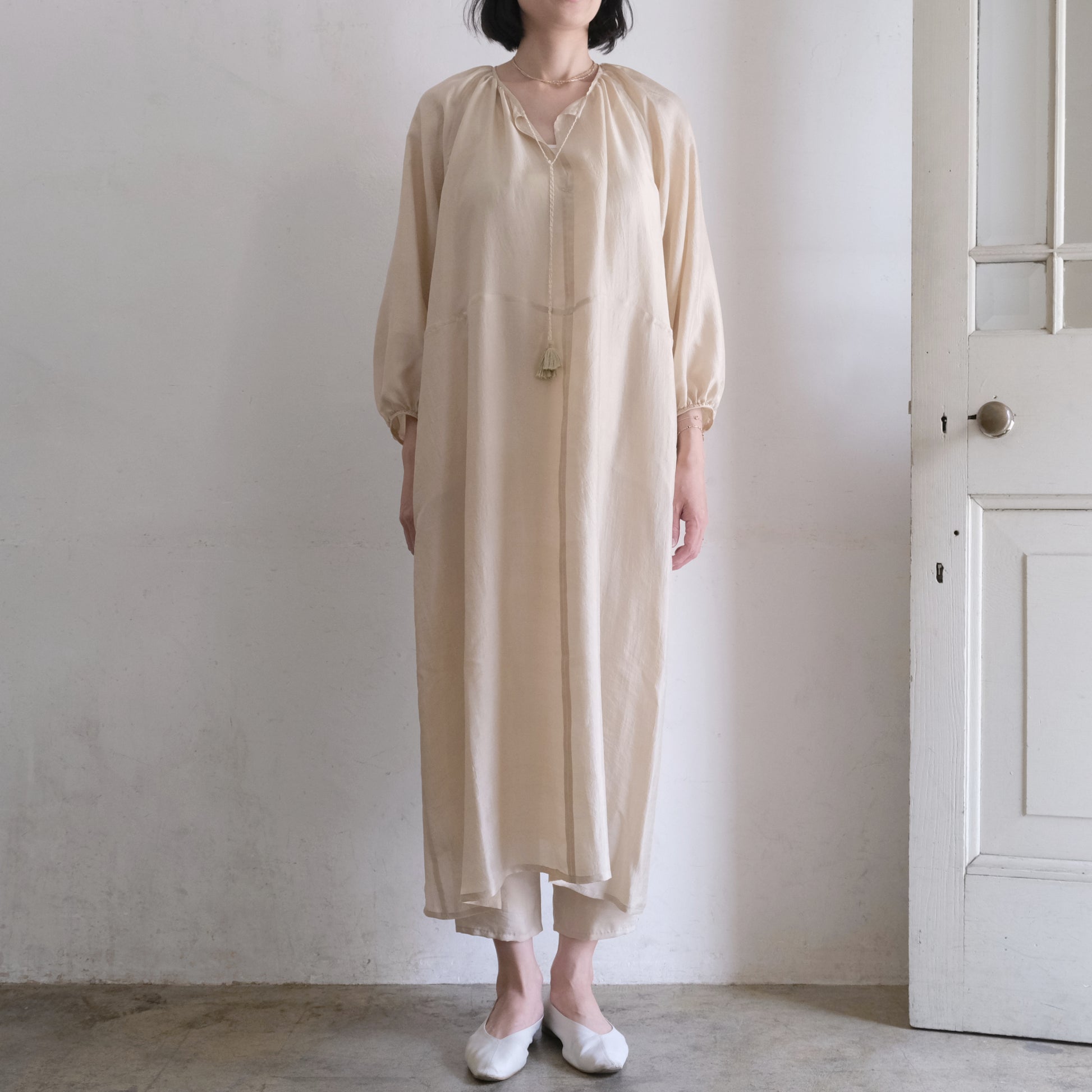 ビスケット（モデル身長170cm）、ボトムス：uryya シルクパンツ