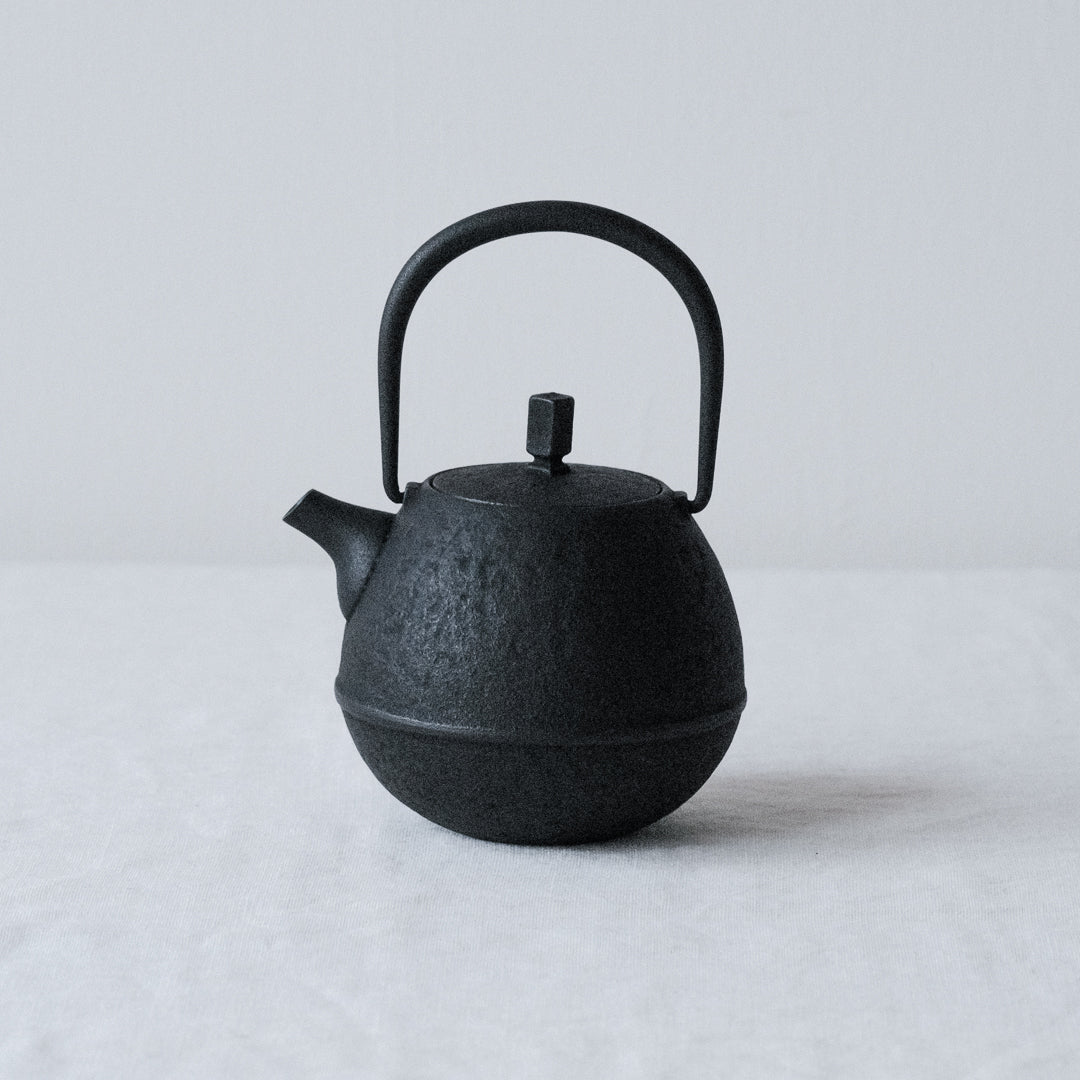 一度温まると冷めにくい、保温性の高い鉄急須 – Envelope