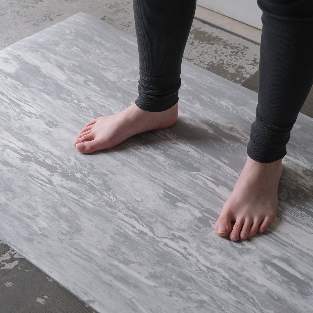 ヨガの時間をより豊かに。グリップ力と軽さが魅力のマット – Envelope