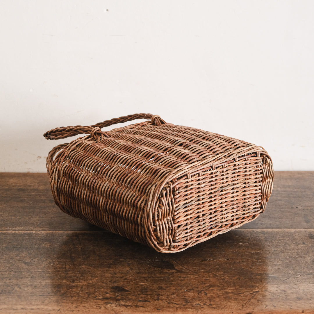 三つ編み持ち手が可愛らしい、合わせやすいかご – Envelope