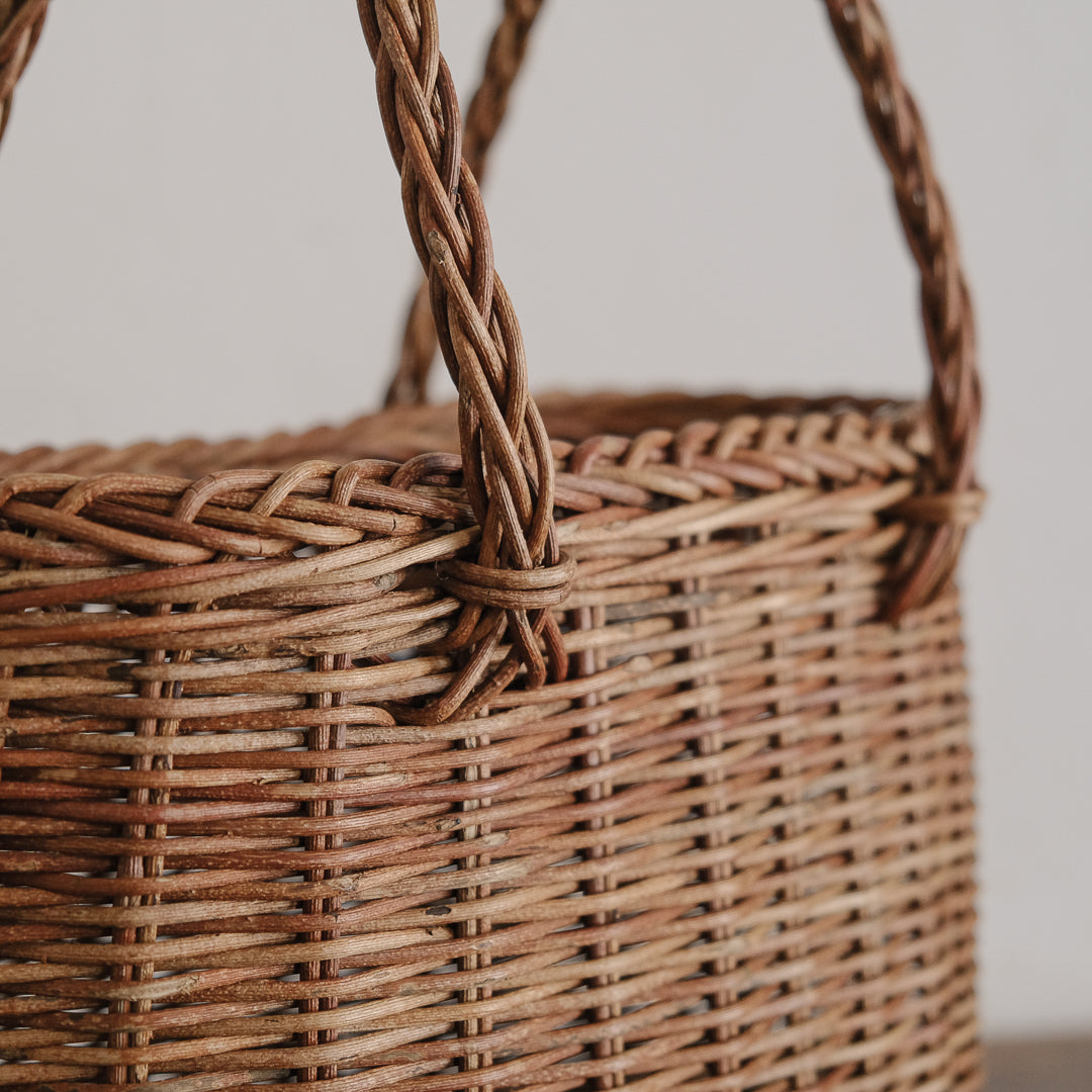 三つ編み持ち手が可愛らしい、合わせやすいかご – Envelope