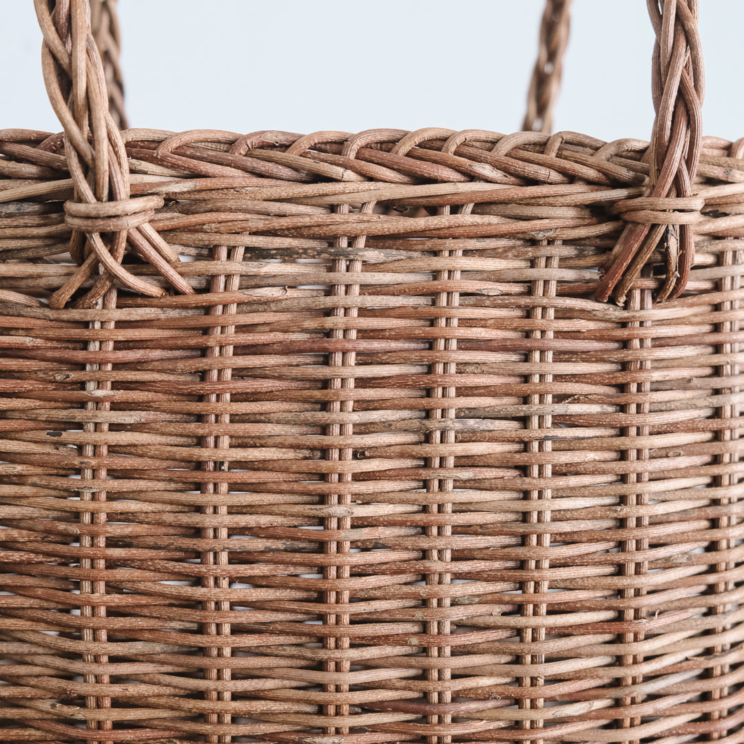 三つ編み持ち手が可愛らしい、合わせやすいかご – Envelope