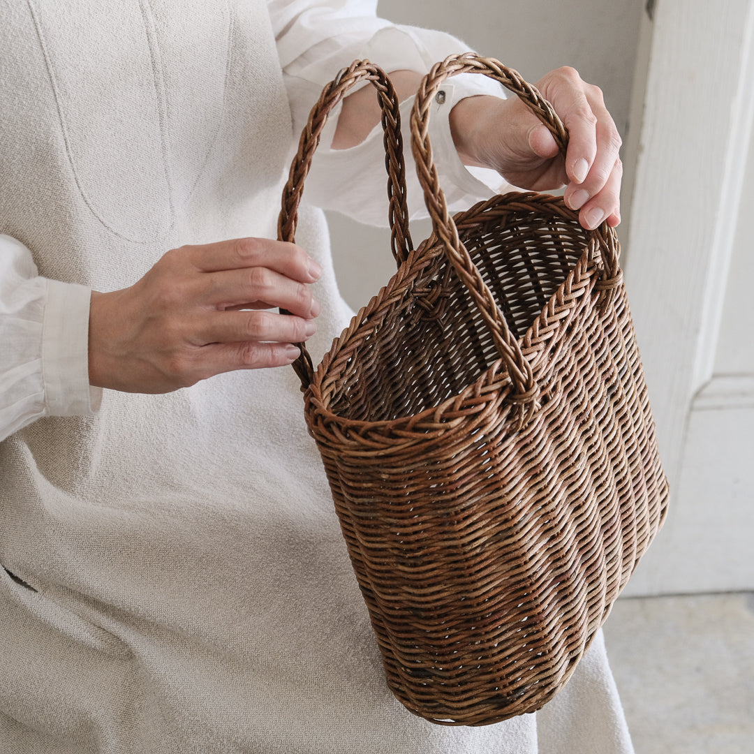 三つ編み持ち手が可愛らしい、合わせやすいかご – Envelope