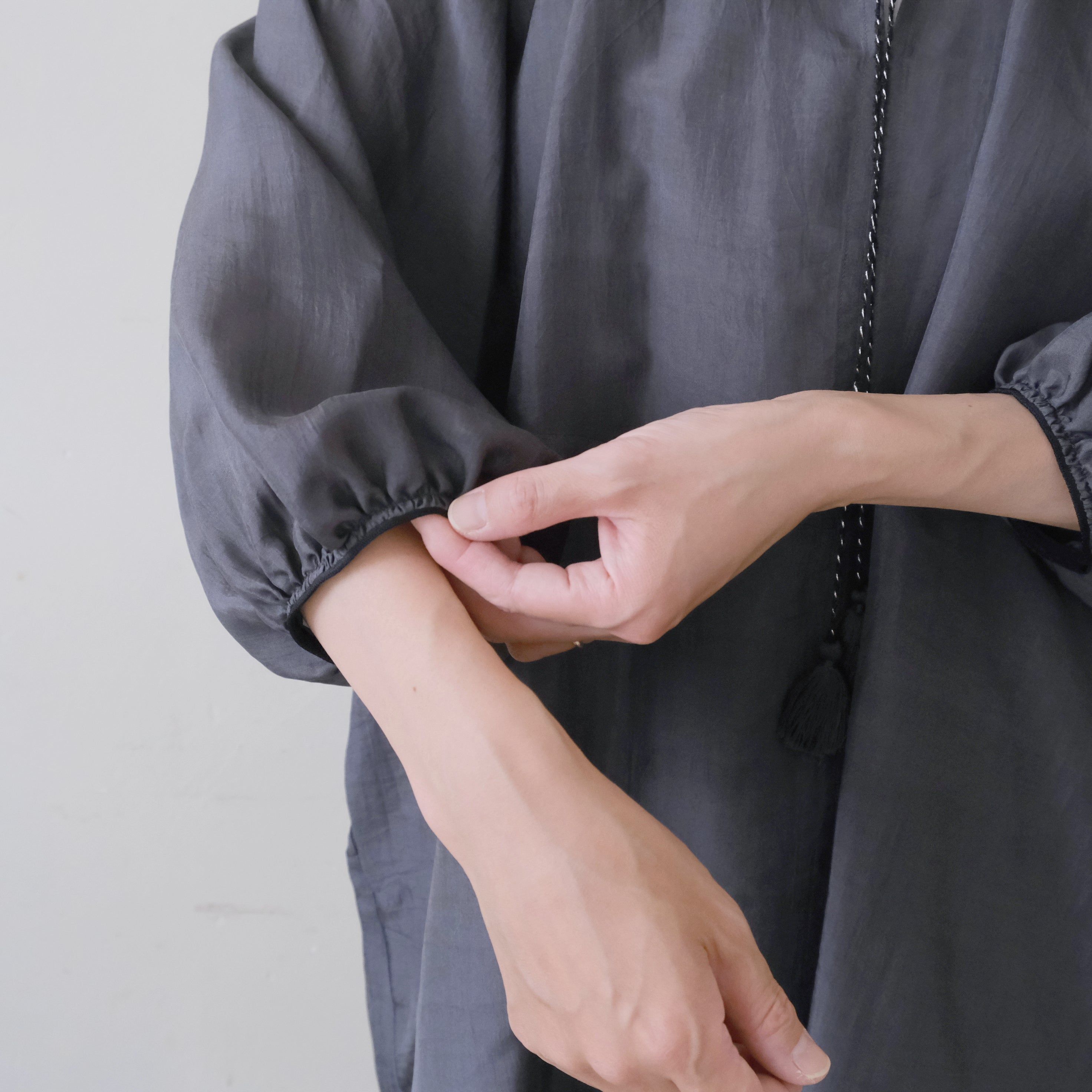 uryya ユライヤ シルク ベスト チャコールグレー uryya］シルク カフタントップス – Envelope - エンベロープオンライン