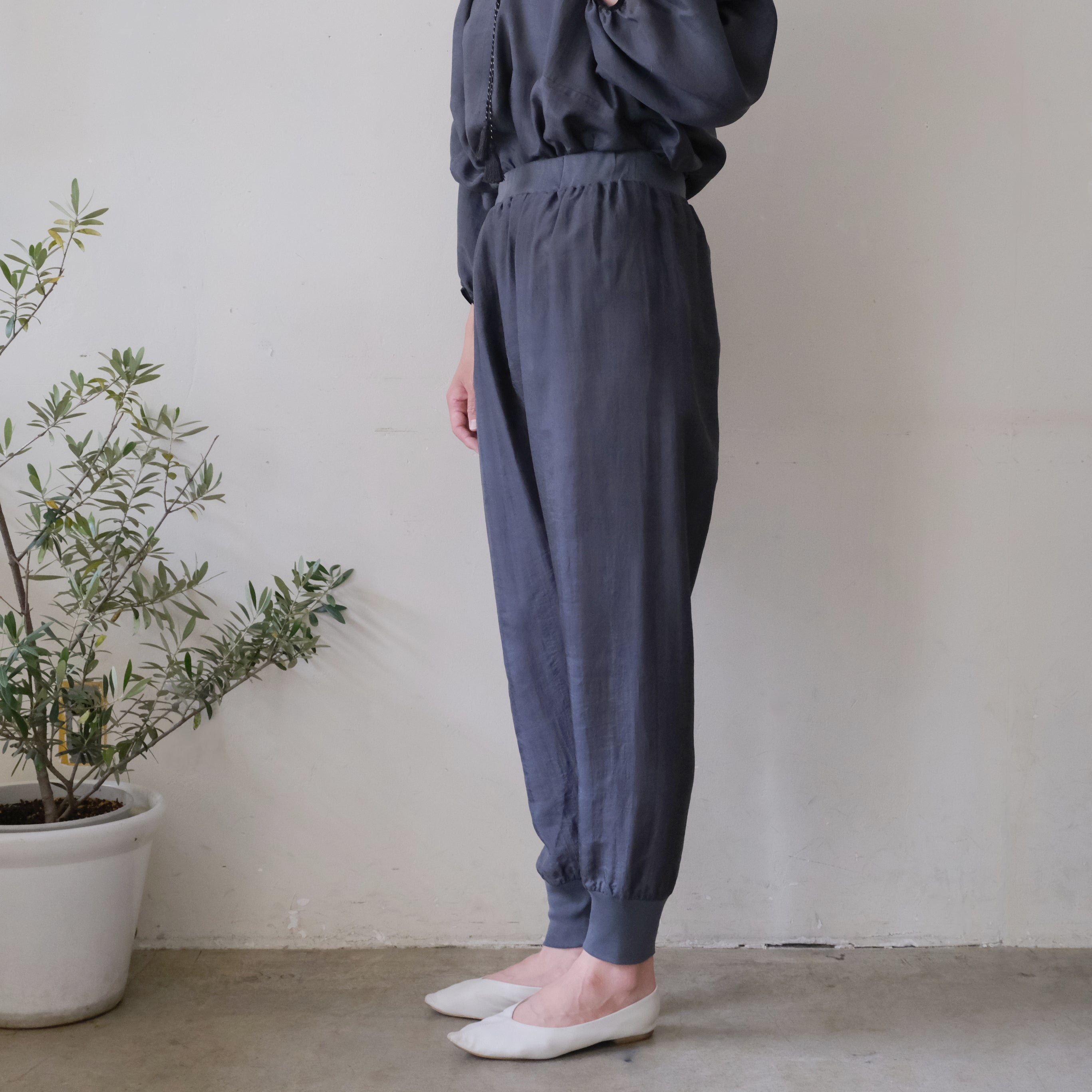 美品ユライヤ シルクリブパンツ　オフホワイト uryya］シルク リブパンツ – Envelope - エンベロープオンラインショップ