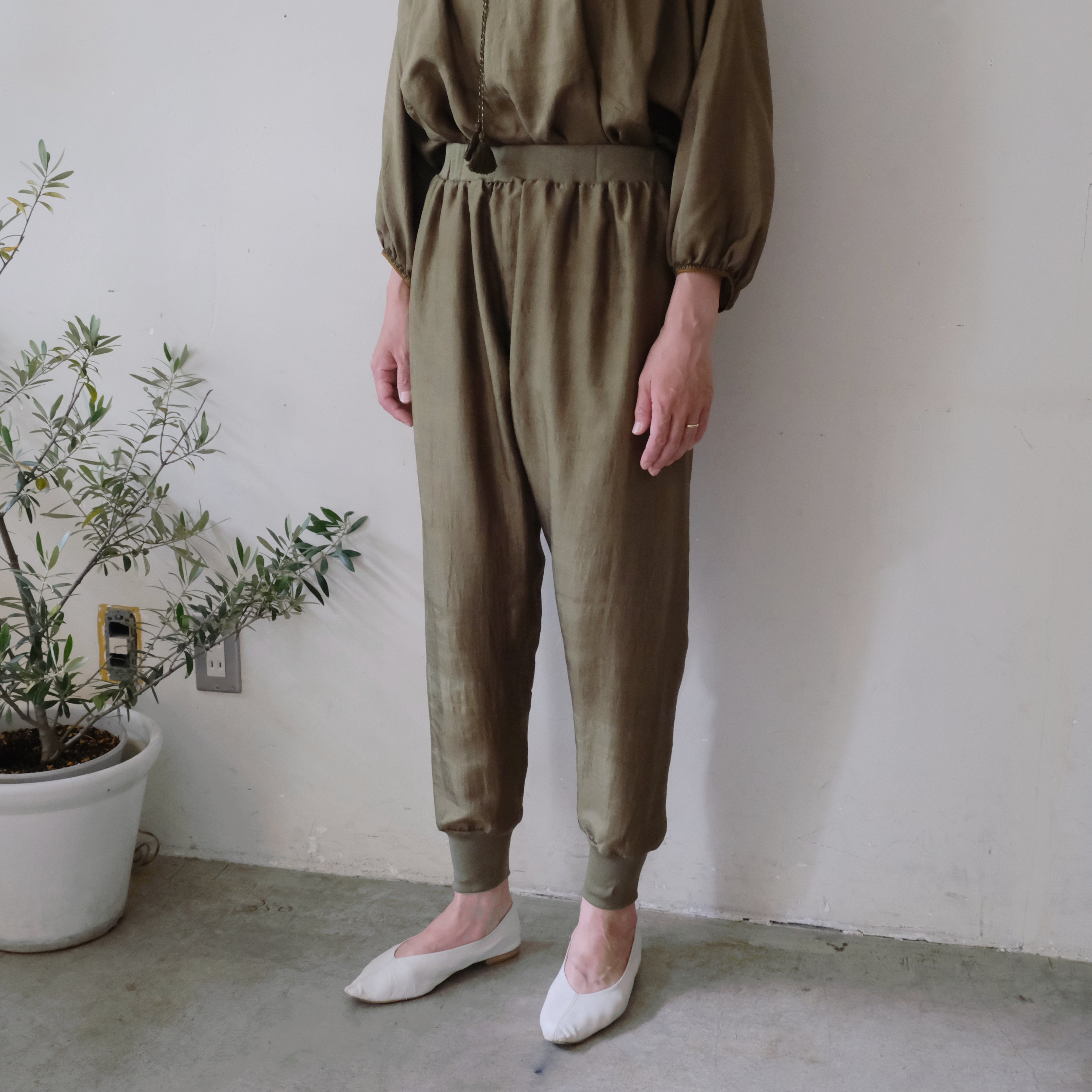 美品ユライヤ シルクリブパンツ　オフホワイト uryya］シルク リブパンツ – Envelope - エンベロープオンラインショップ