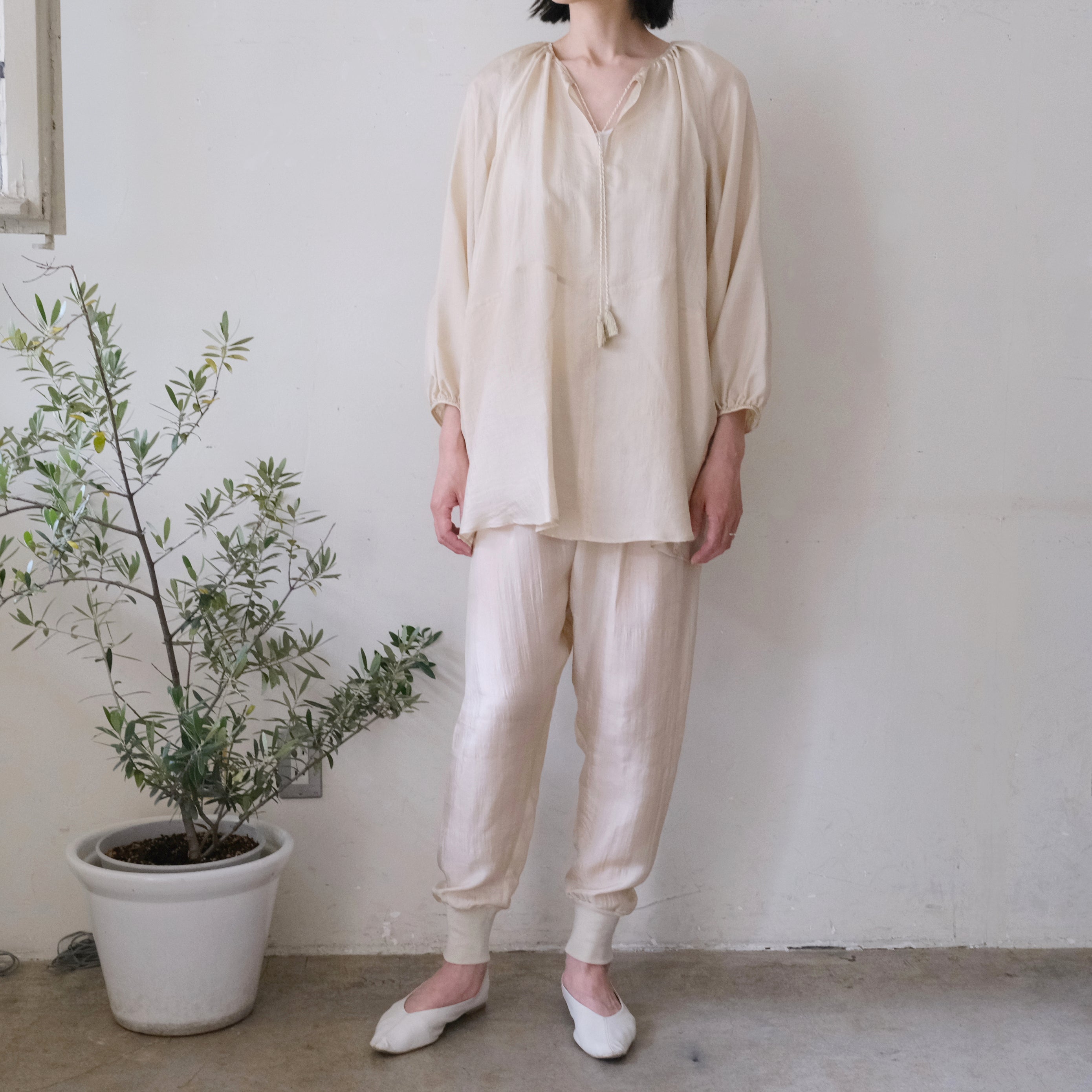 美品ユライヤ シルクリブパンツ　オフホワイト uryya］シルク リブパンツ – Envelope - エンベロープオンライン