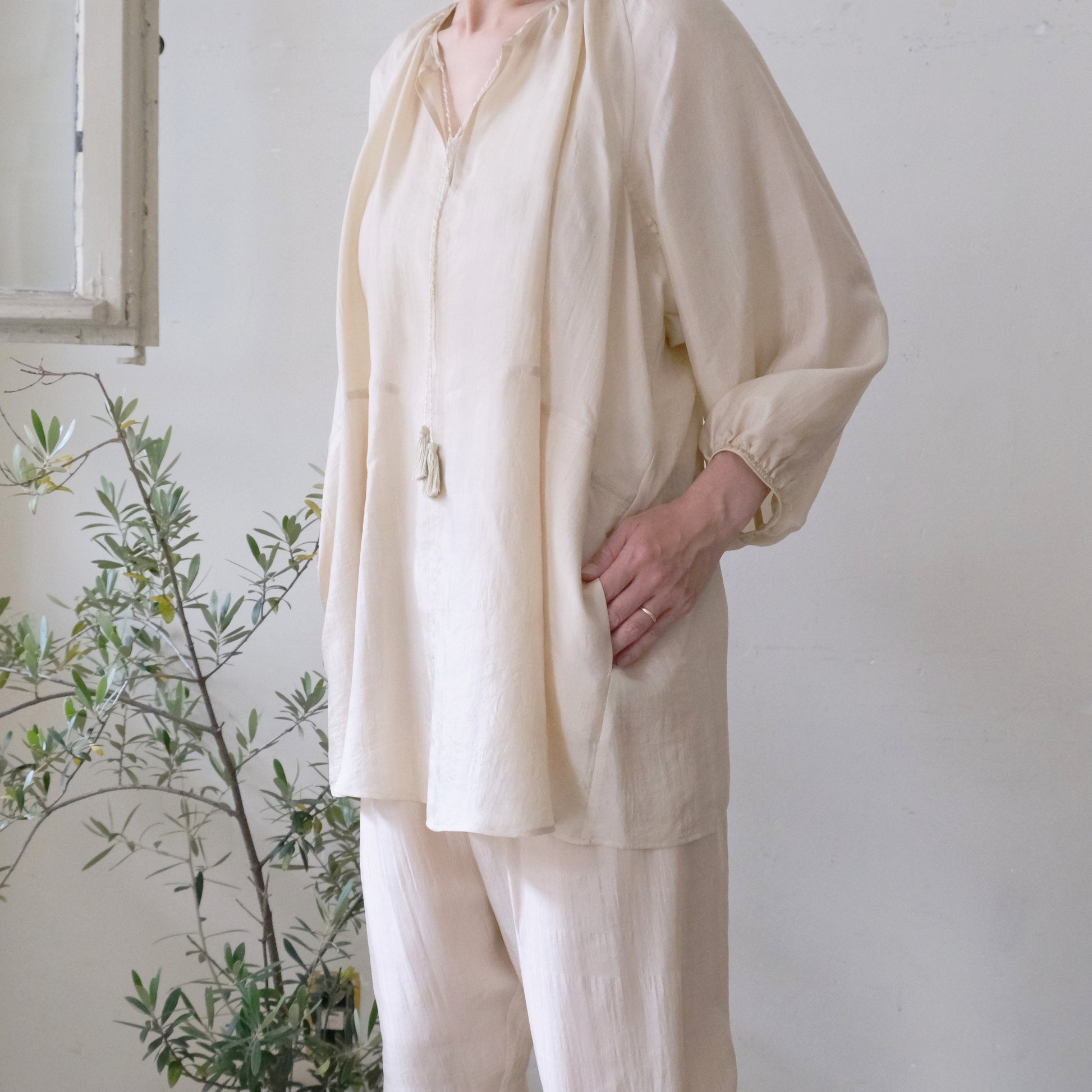 両サイドにスリットポケット付き