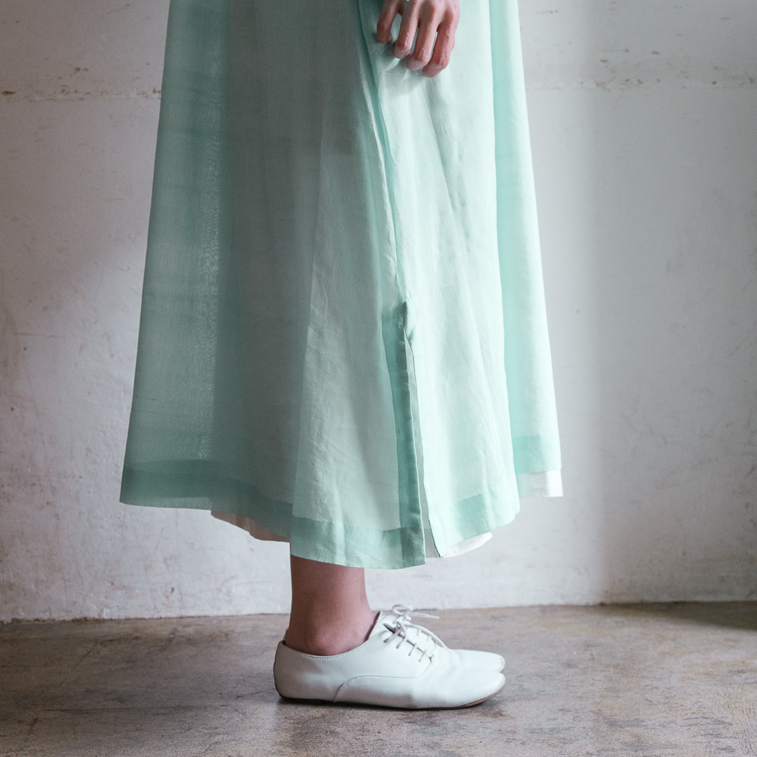 両サイドにスリットが入っています