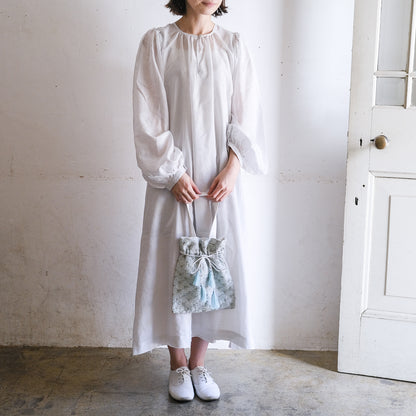 ワンピースの下は Pintuck Cami Dress ホワイトを着用、バッグは Embroidery Drawstring Bag ホワイト