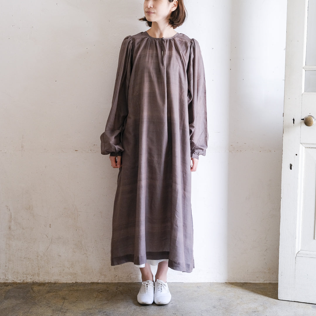 3色の中ではより艶やかなドレープが目立ちます