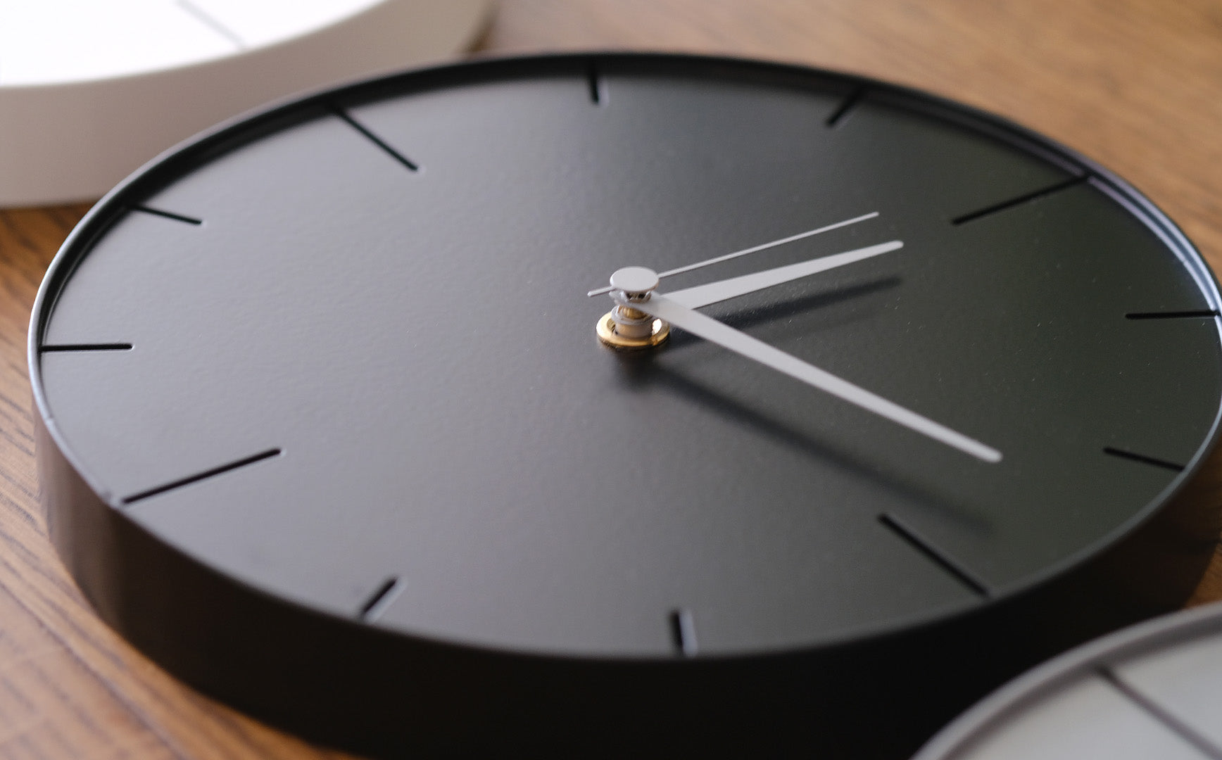 静かに時を刻む、ミニマムな暮らしに。ウォールクロック – Envelope
