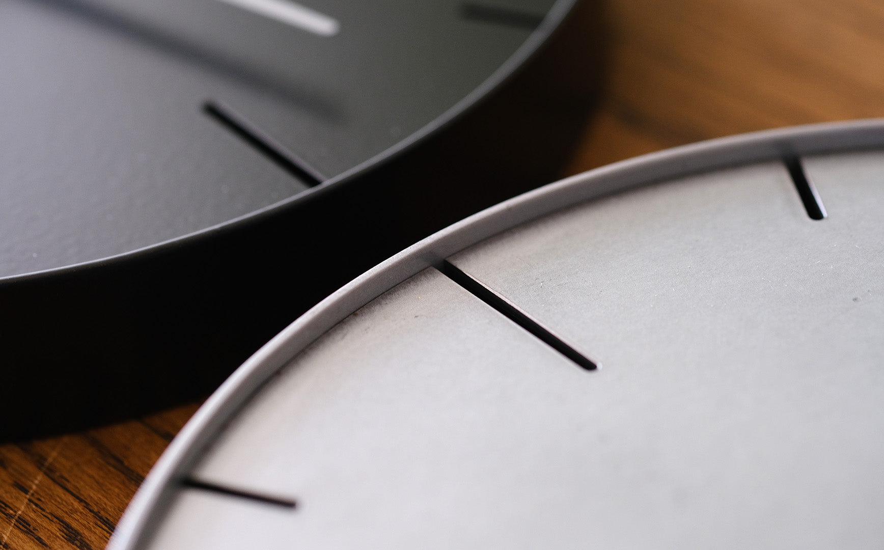 静かに時を刻む、ミニマムな暮らしに。ウォールクロック – Envelope