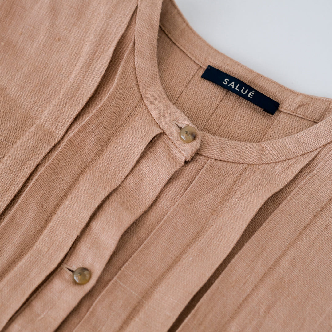 ［SALUÉ］ピンタックノースリーブドレス／ミッドウェイトリネン