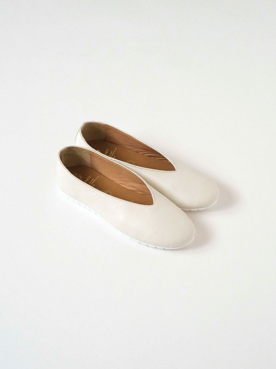［chausser］Vカットフラットパンプス（CT-01）