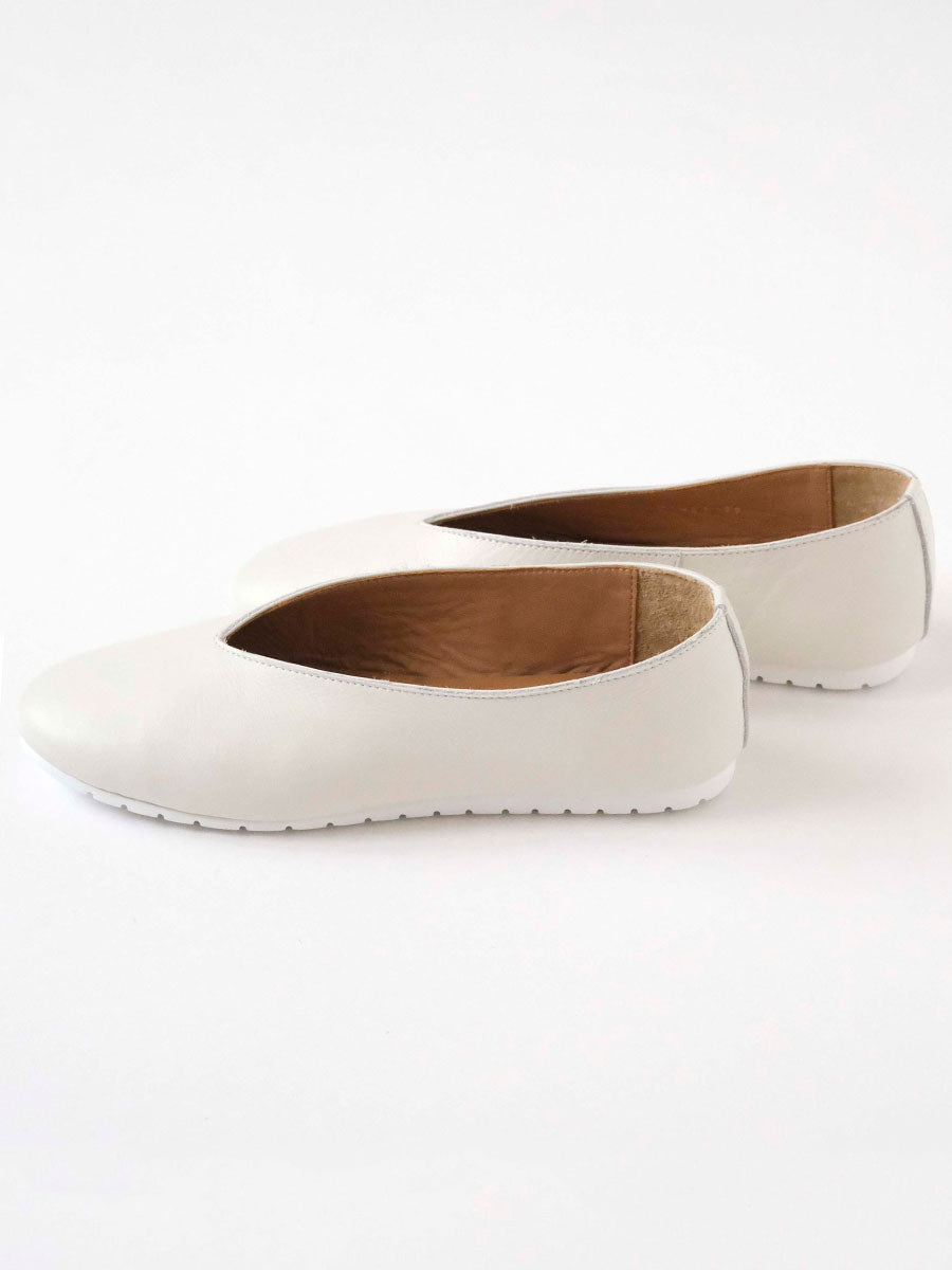 ［chausser］Vカットフラットパンプス（CT-01）