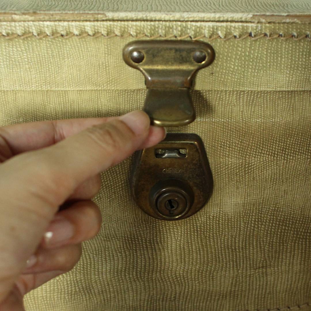 鍵穴部分をスライドさせて開けます