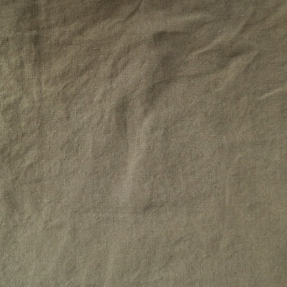 カーキ
