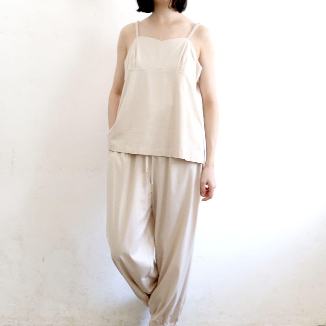 透けないから見せても着られる、カットソー生地のキャミソール