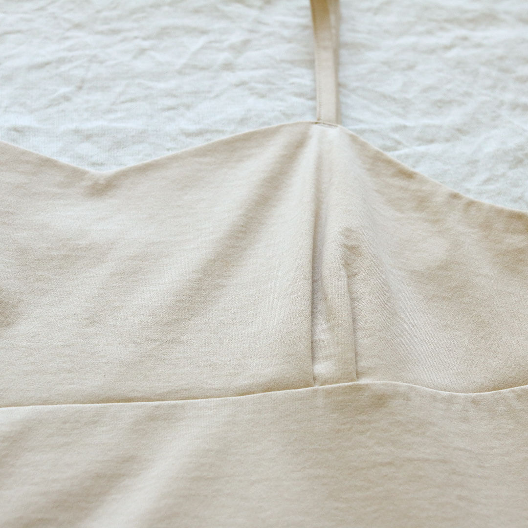 透けないから見せても着られる、カットソー生地のキャミソール