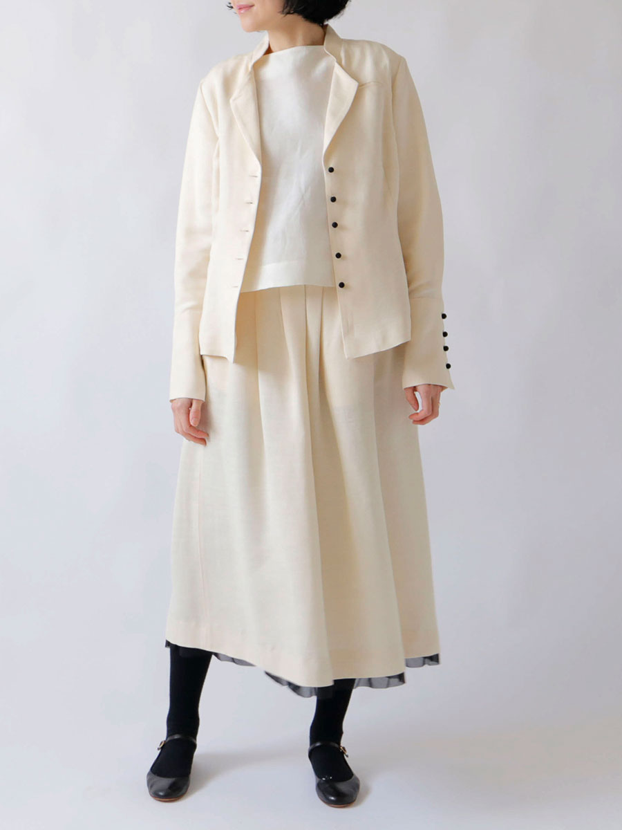 38サイズ　スカート：ペトラ、ブラウス：レイナ［完売］、靴：AVRIL（モデル身長166cm）
