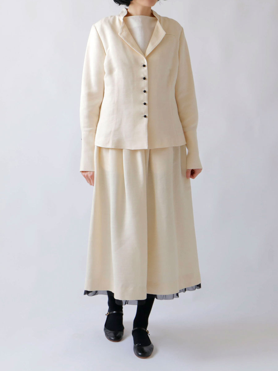 38サイズ　スカート：ペトラ、ブラウス：レイナ［完売］、靴：AVRIL（モデル身長166cm）