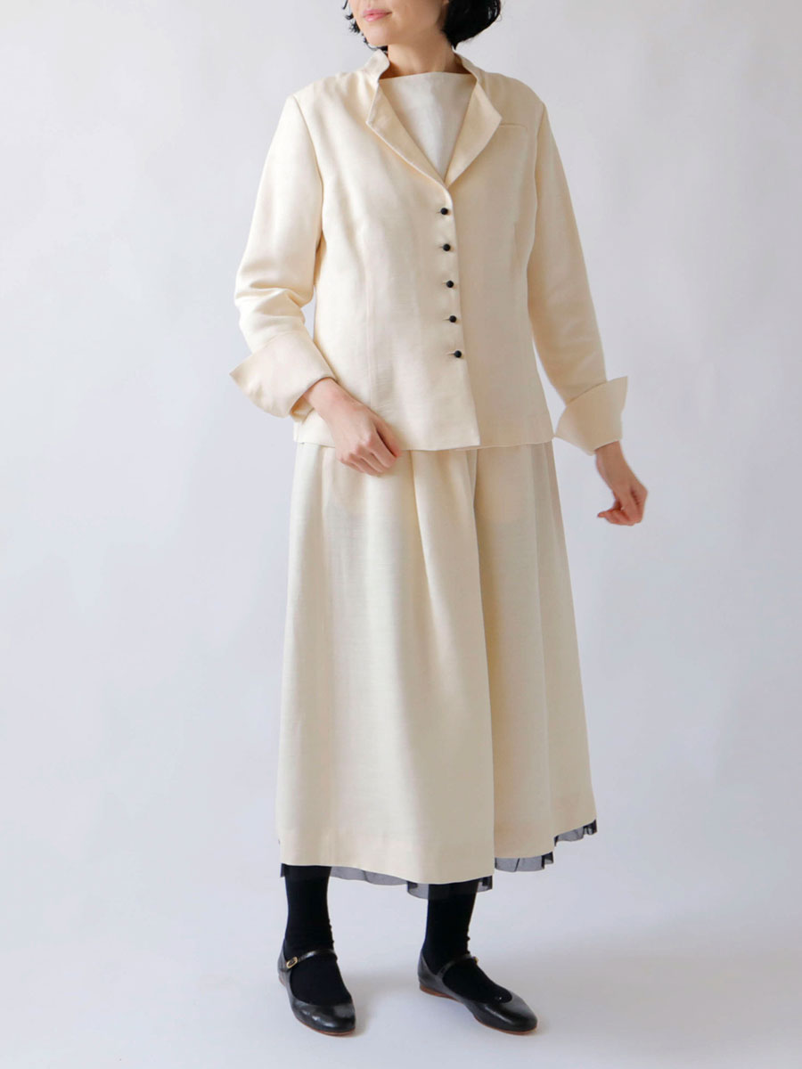 38サイズ　スカート：ペトラ、ブラウス：レイナ［完売］、靴：AVRIL（モデル身長166cm）