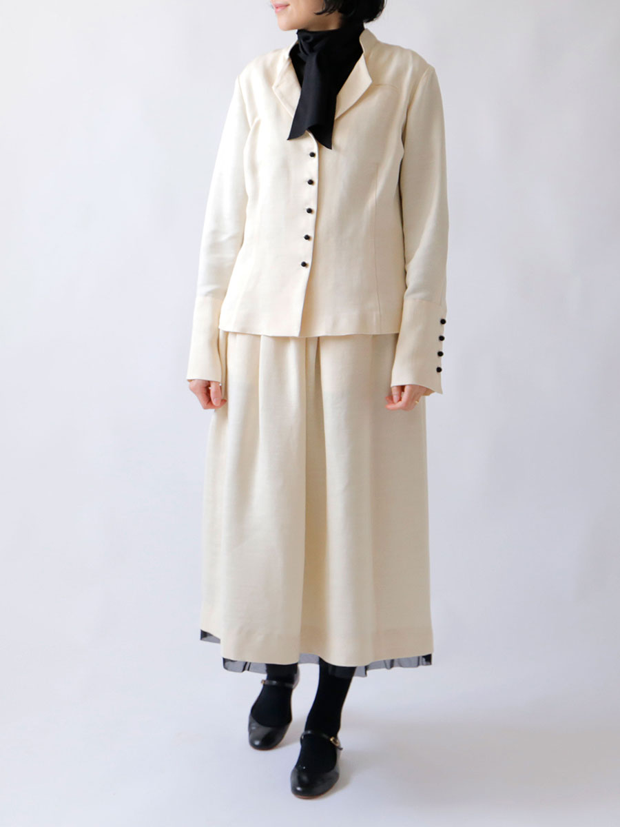 38サイズ　スカート：ペトラ、ブラウス：ヴェロニク、靴：AVRIL（モデル身長166cm）