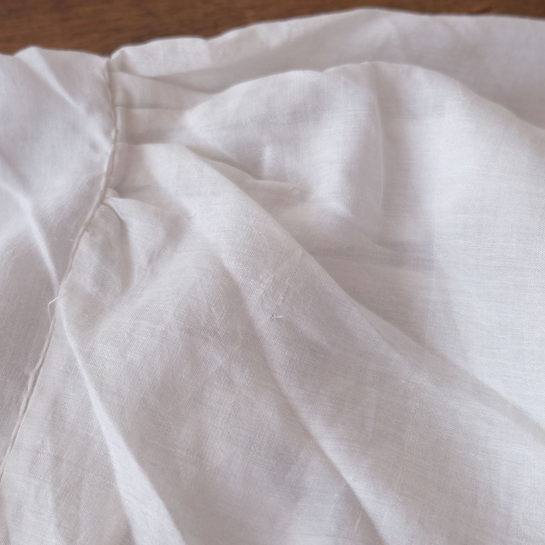 手紡ぎ、手織り製品のため、緯糸のシルクの糸フシが目立つことがあります。天然繊維の特徴です