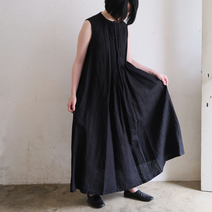 ［SALUÉ］ピンタックノースリーブドレス／ミッドウェイトリネン