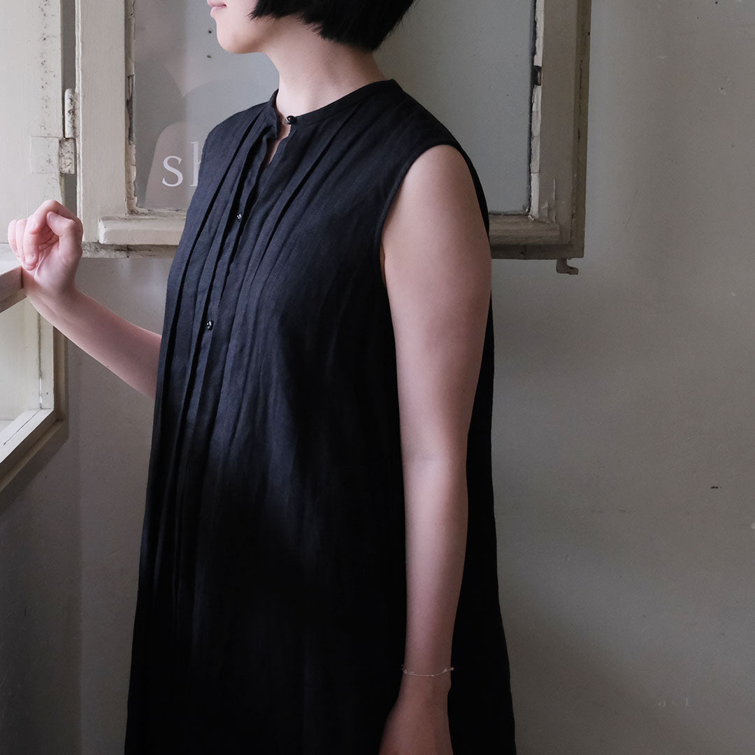 ［SALUÉ］ピンタックノースリーブドレス／ミッドウェイトリネン