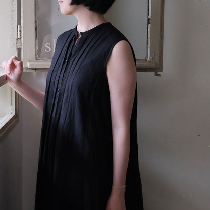 ［SALUÉ］ピンタックノースリーブドレス／ミッドウェイトリネン