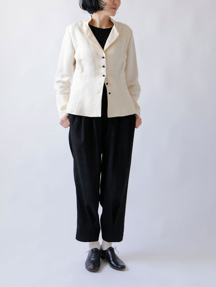38サイズ　ジャケット：エリデ、カットソー：セラフィーナ・ル・ラン（モデル身長166cm）