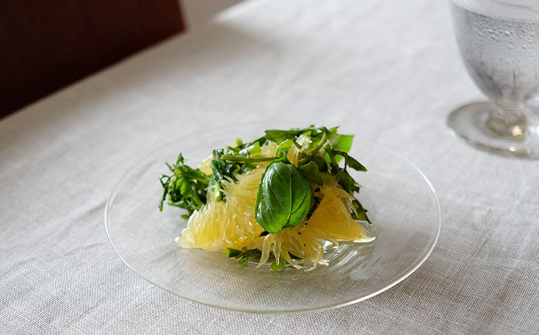 料理を美しく見せる、透明度の高いガラスプレート – Envelope