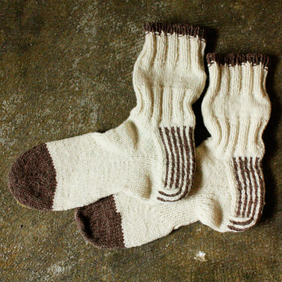 編み物の白いスカーフとストライプの靴下 パターン〉ストライプかかとのソックス – Envelope - エンベロープ