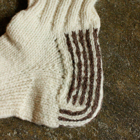 編み物の白いスカーフとストライプの靴下 編み物の白いスカーフとストライプの靴下 5 slip stitch socks 1