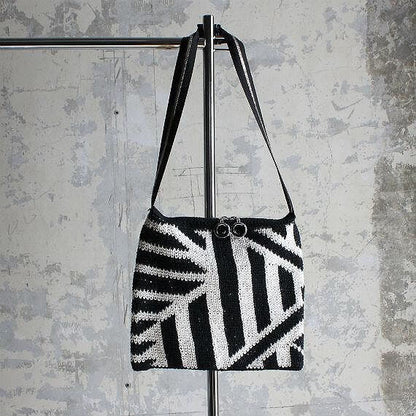 片面ずつ模様が違います