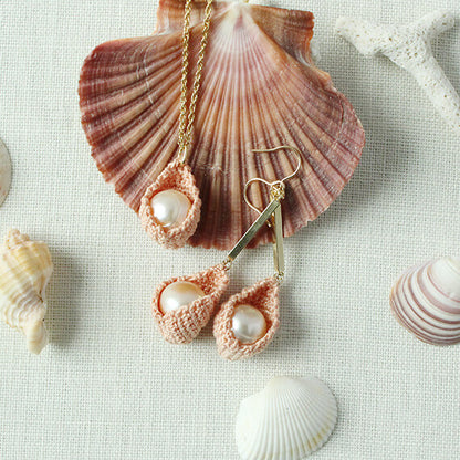 ピアスとネックレス ピンク