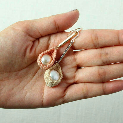 パールとレース糸の色を合わせています