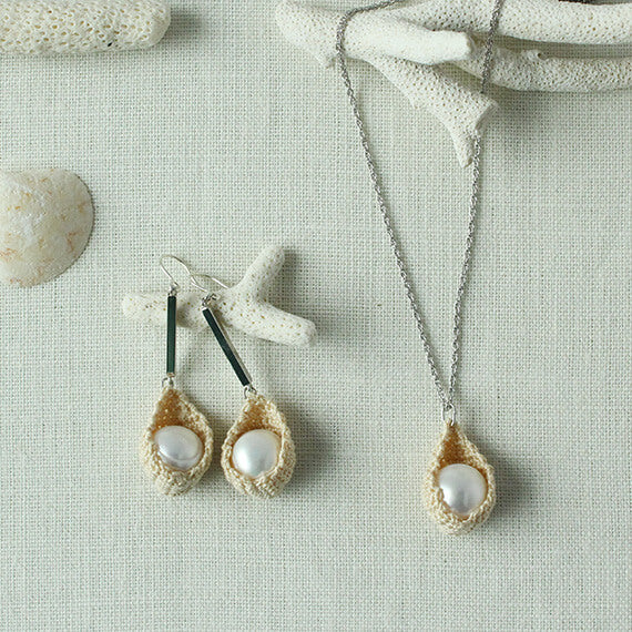 ピアスとネックレス オイスター