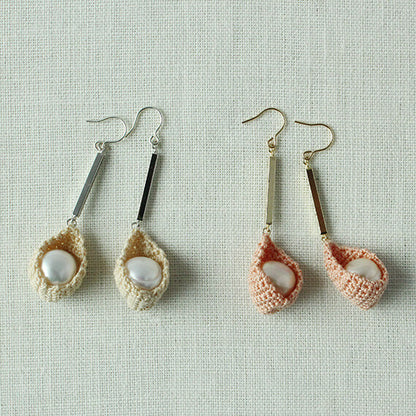 ピアス 左からオイスター、ピンク