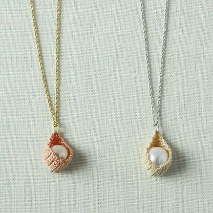 ネックレス 左からピンク、オイスター
