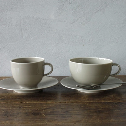 左：コーヒーカップ、右：ティーカップ