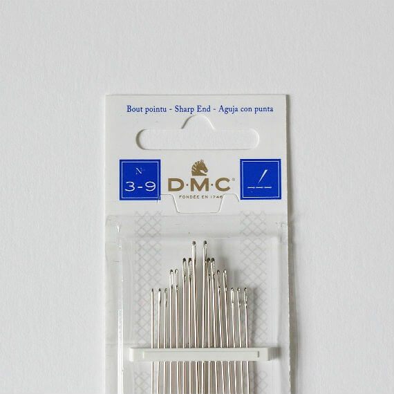 糸が通しやすい、大きめの針穴です