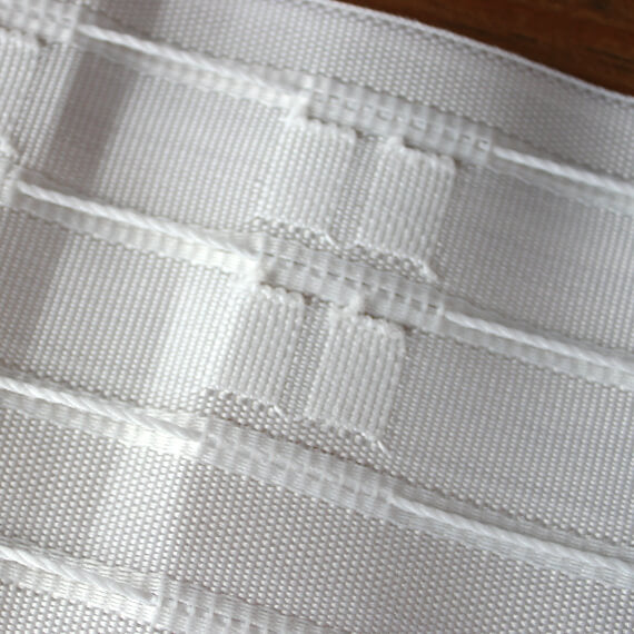 テープの紐を引き出すことでギャザーを作ります